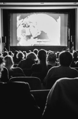 NA DALJINU I U SREDINU, performativno predavanje